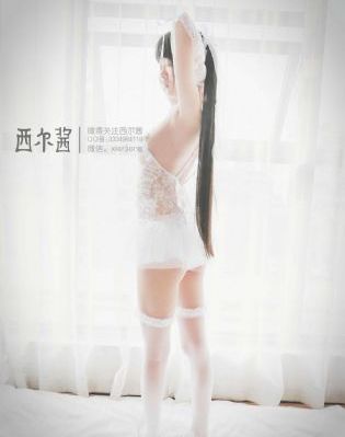 他揉捏她两乳不停呻吟